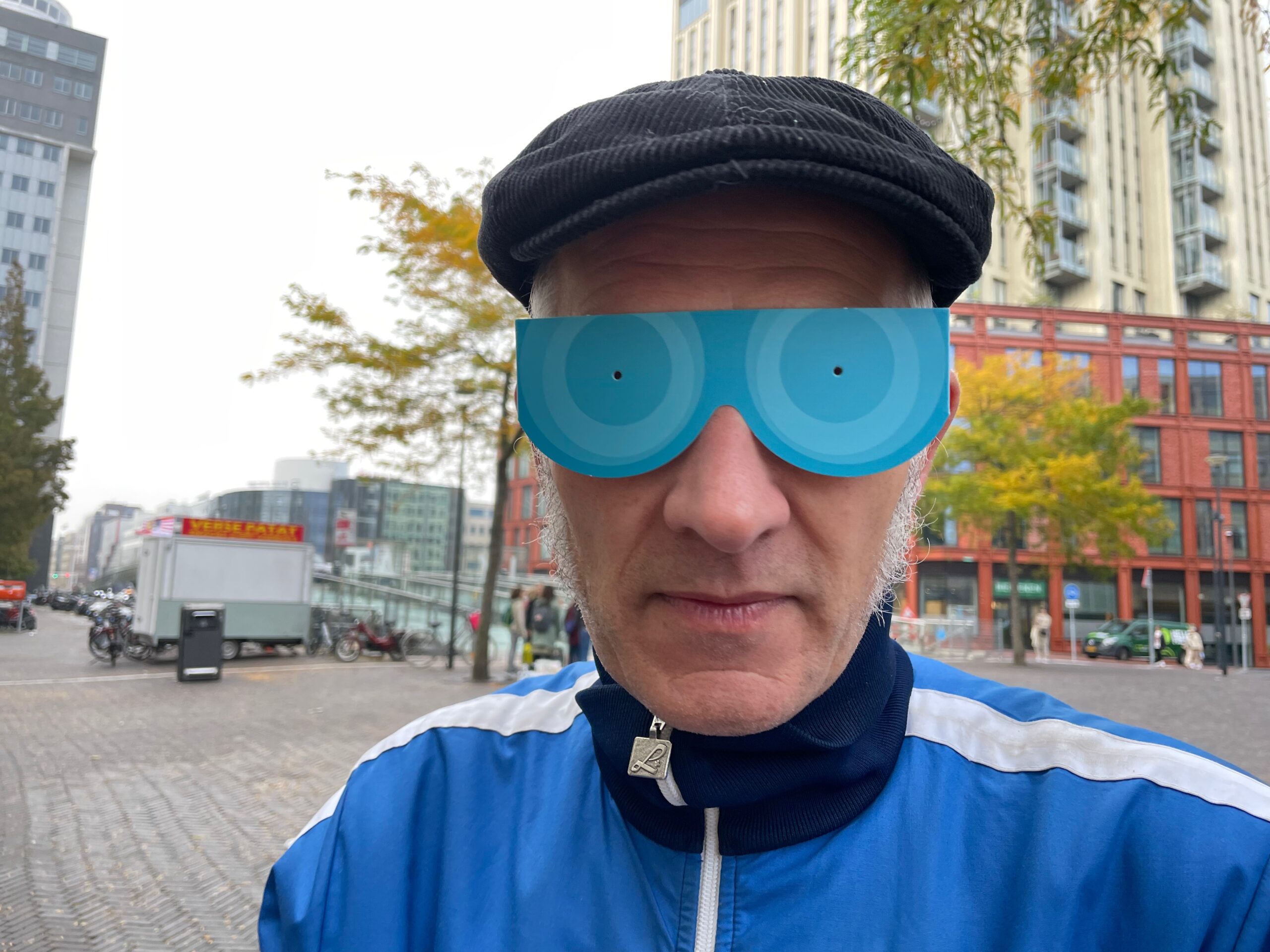 Erik Olijerhoek (Platform Gehandicapten showt de testbril die voorbijgangers een idee geven wat slechtziendheid betekent.