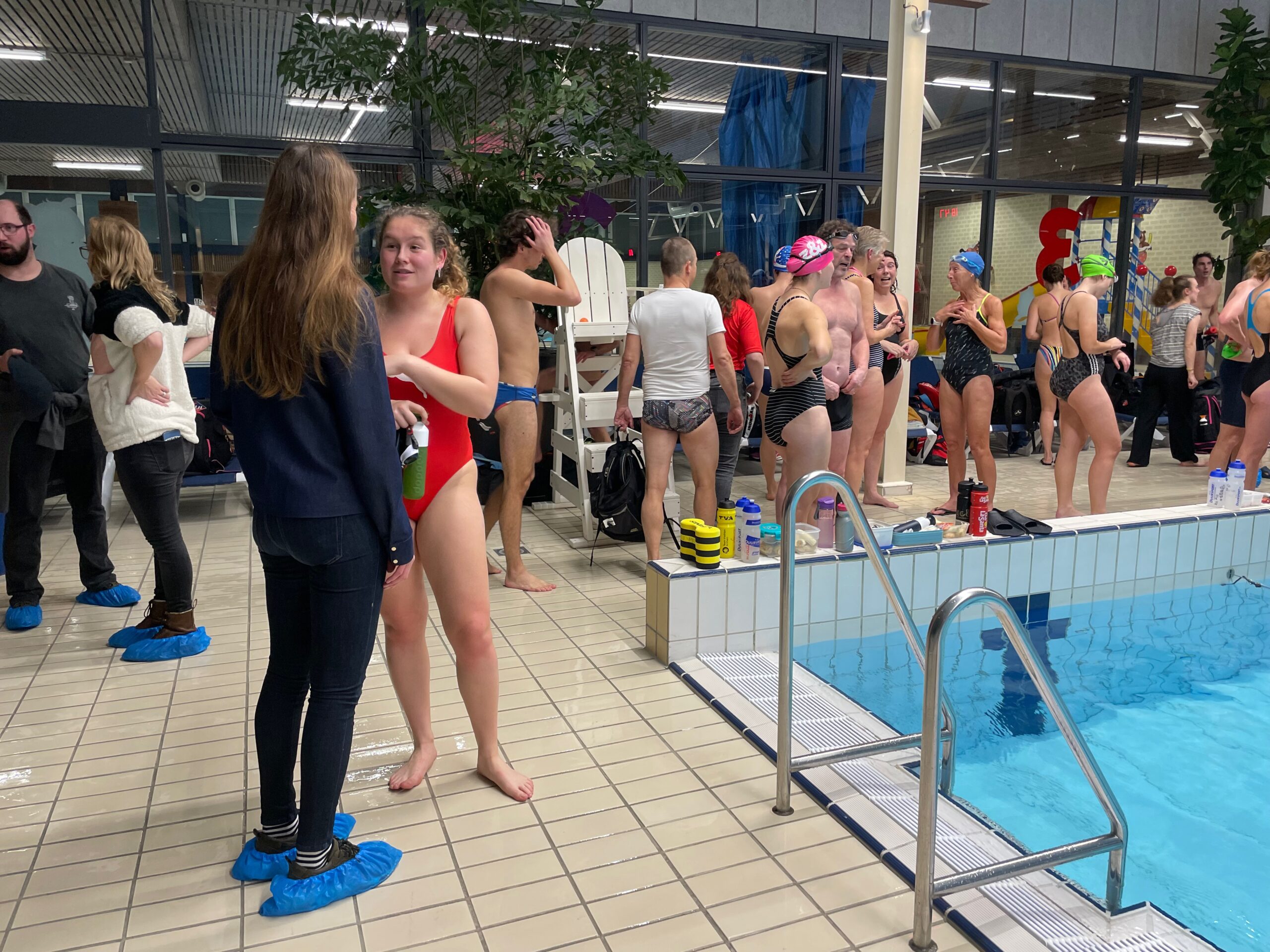 Wethouder Fleur Spijker in gesprek met nicht Sterre Spijker die de ASM organiseert ter nagedachtenis van haar vader Albert Spijker.