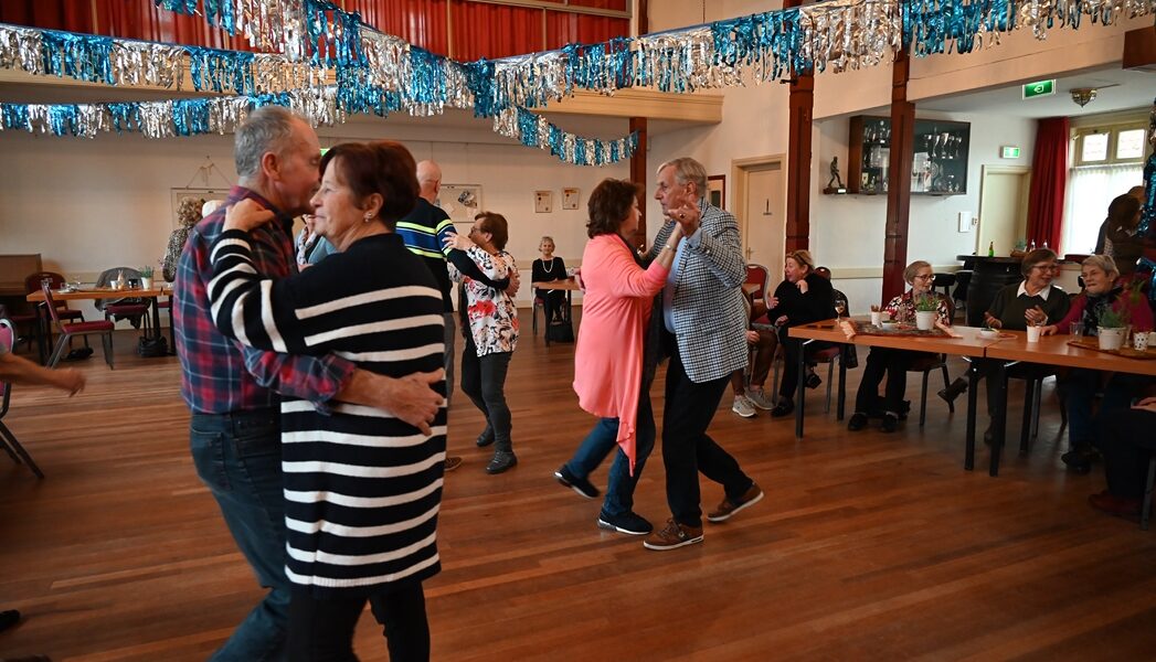 Dementievriendelijk: senioren dansen met elkaar in Zoeterwoude