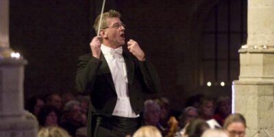 Dirigent Hans van der Toorn voor het Toonkunstkoor leiden