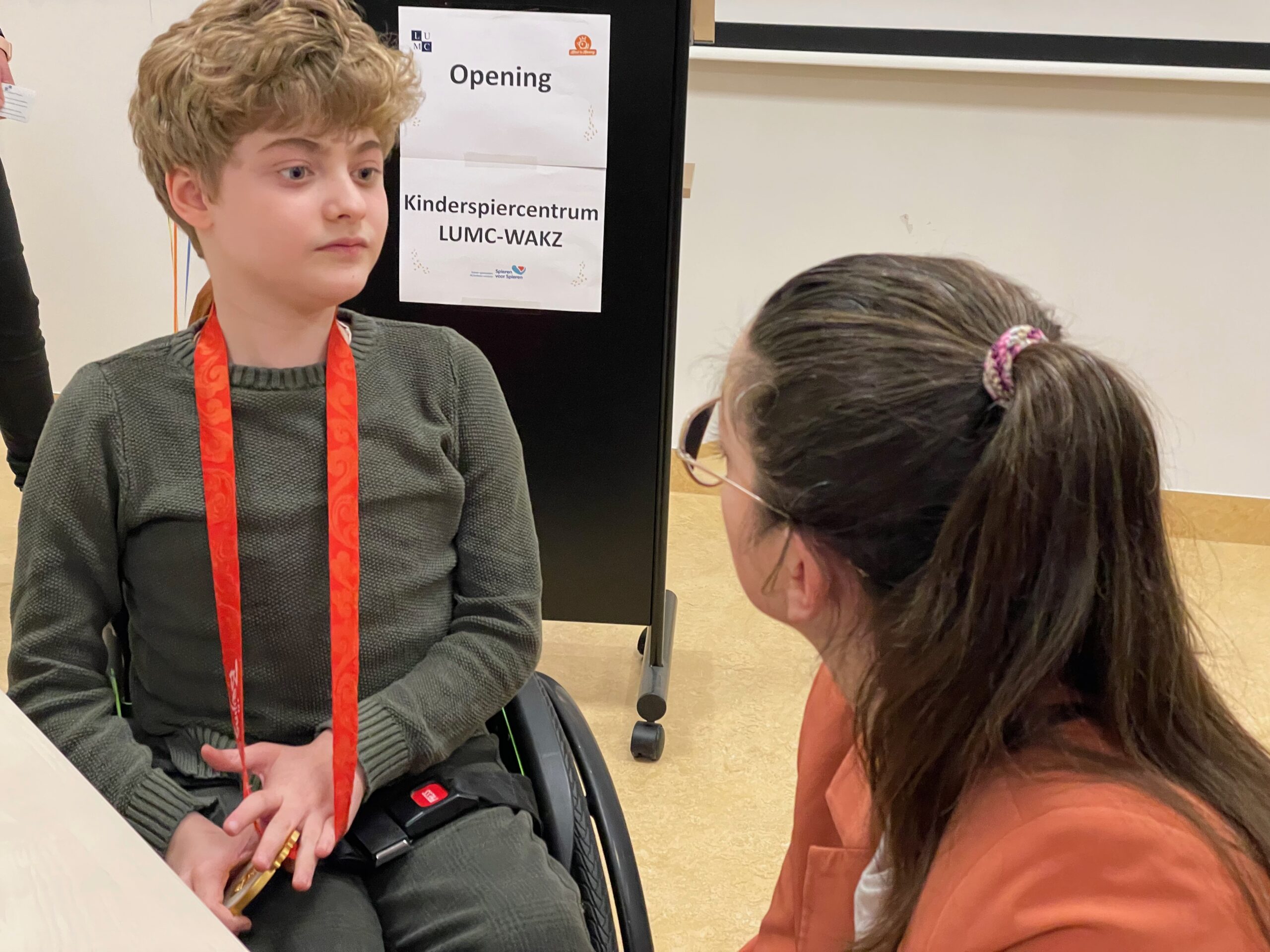 Kinderambassadeur Bas met medaille van Iekfe van Belkum