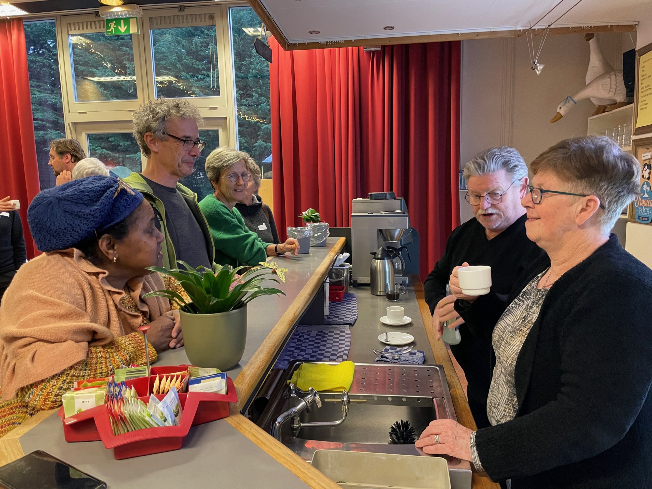 Buurtbewoonster Roxanne (links) en Ronald Timmermans, wijkambassadeur binnenstad