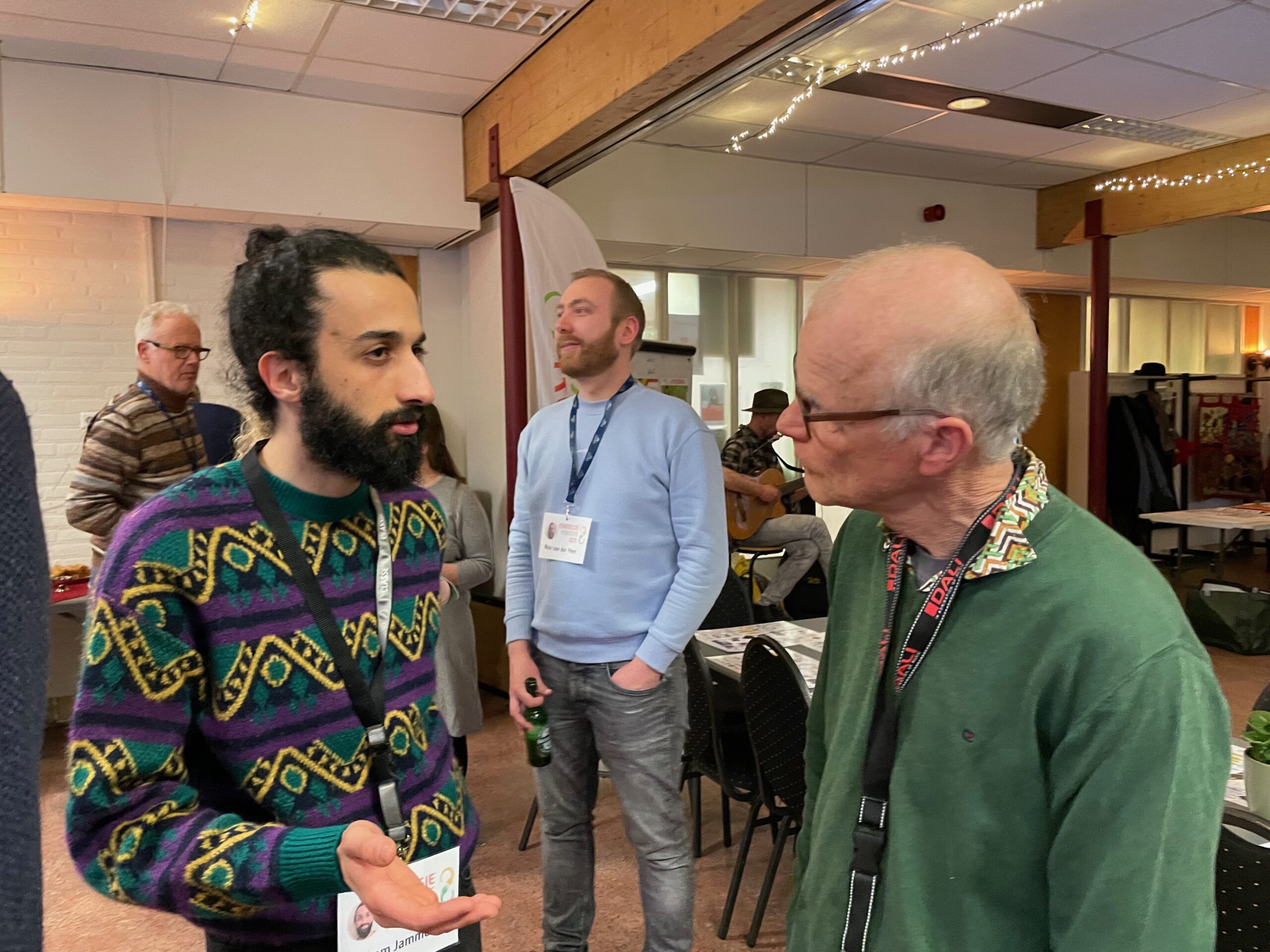 Klusvrijwilliger Adham (links) in gesprek met Energiefixer Klaas