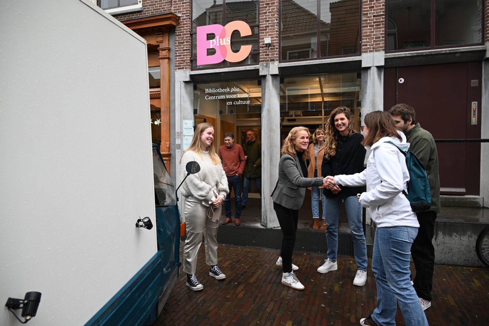 Chris Jaeger van Leiden2022 overhandigt de sleutels van een van de tuktuks aan BplusC Leiden. (Foto: Emile van Aelst)