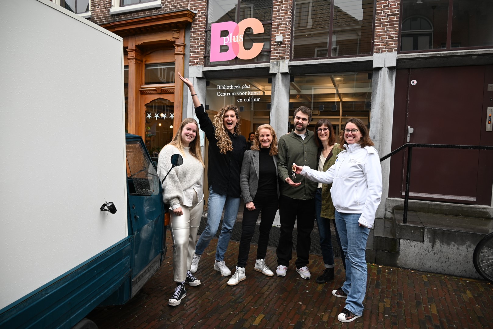 Chris Jaeger van Leiden2022 overhandigt de sleutels van een van de tuktuks aan BplusC Leiden. (Foto: Emile van Aelst)