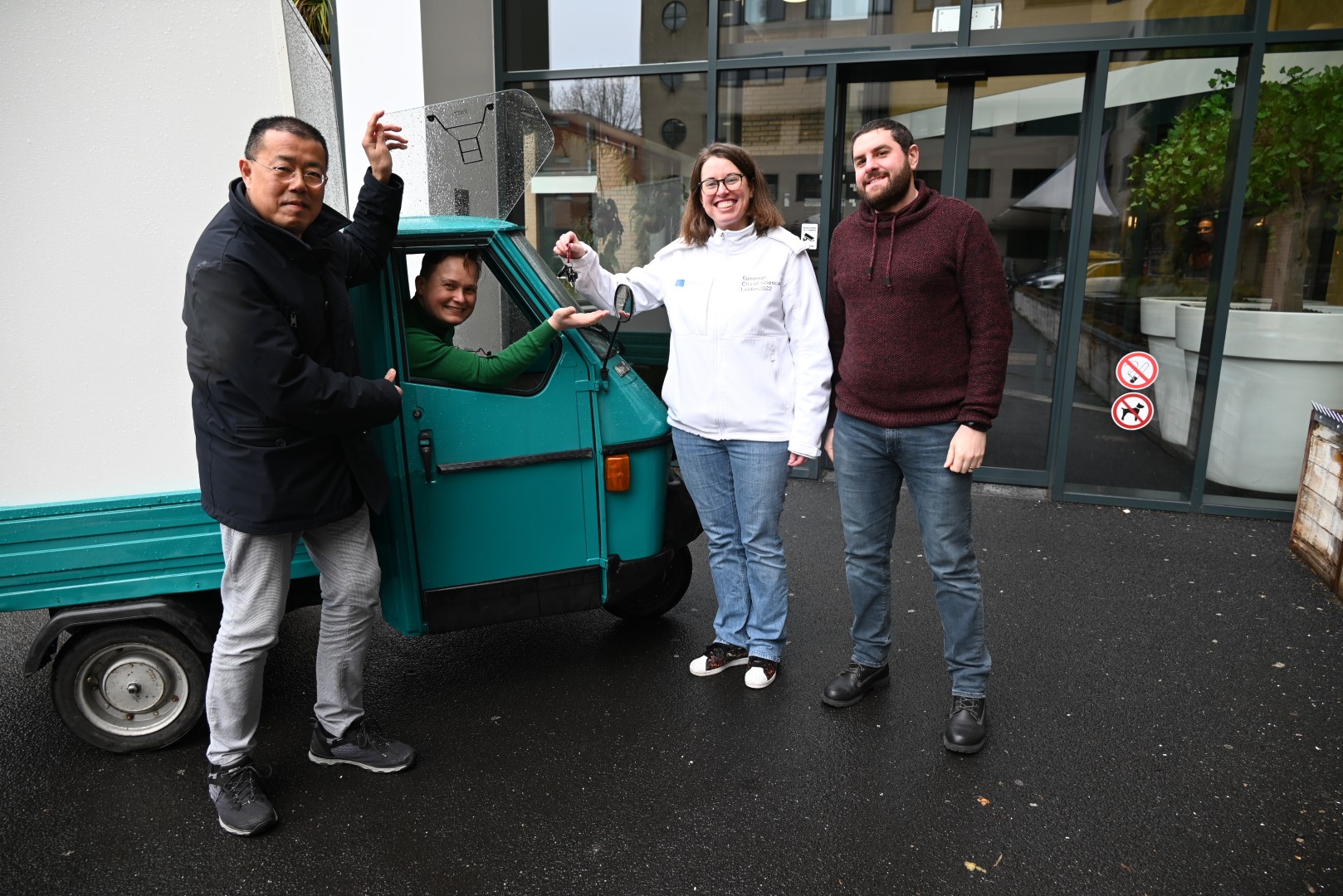 Chris Jaeger van Leiden2022 overhandigt de sleutels van een van de tuktuks aan Mazen Kara, Jung Lee en Bart Groeneweg van de Energiefixers071. (Foto: Emile van Aelst)