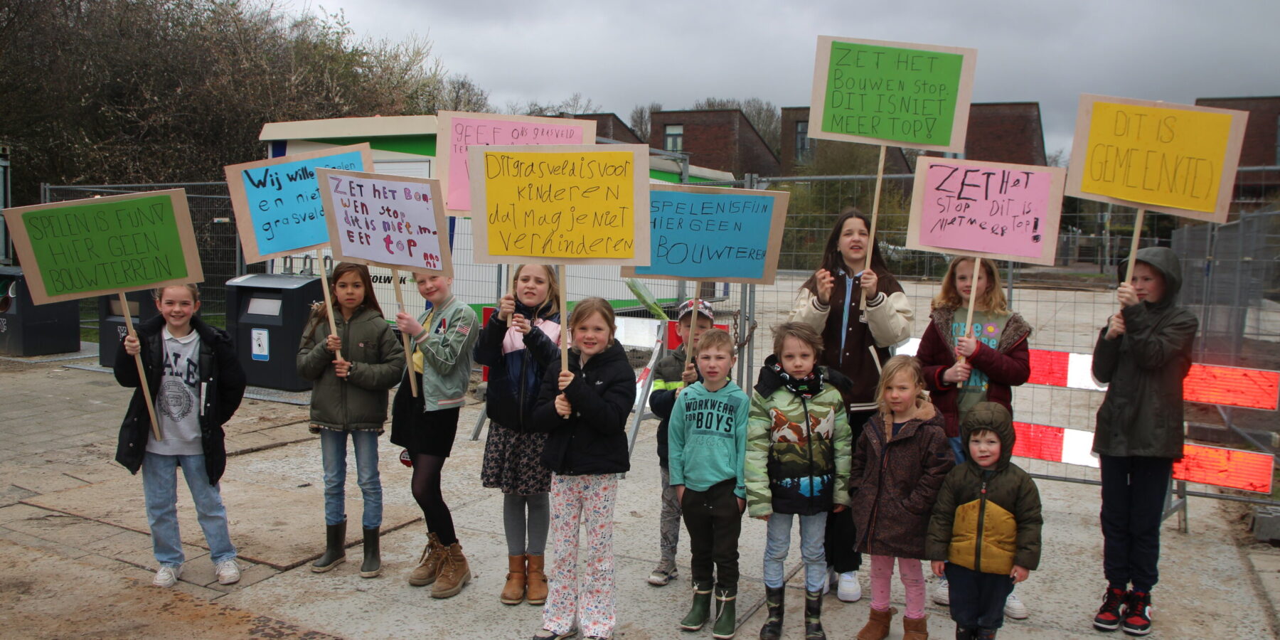 kinderen uit de Vogelwijk in Leiden protesteren