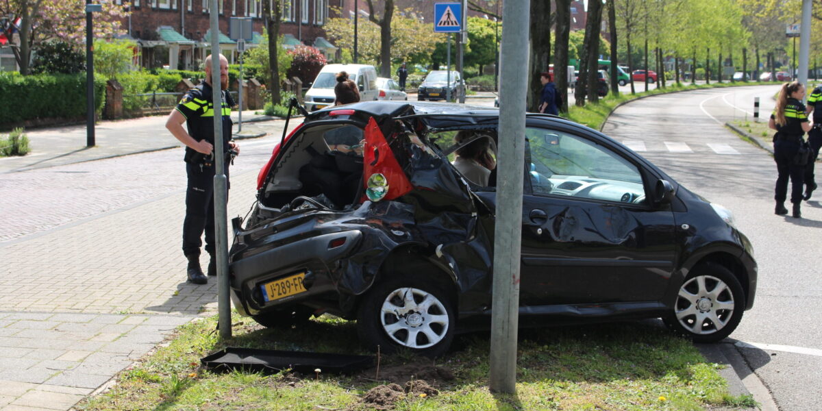 Lijnbus en auto in botsing op Lammenschansweg