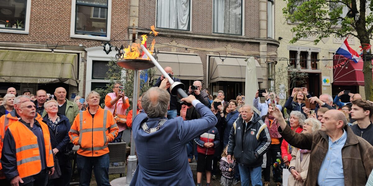 Bevrijdingsvuur in Leiden ontstoken door burgemeester Lenferink