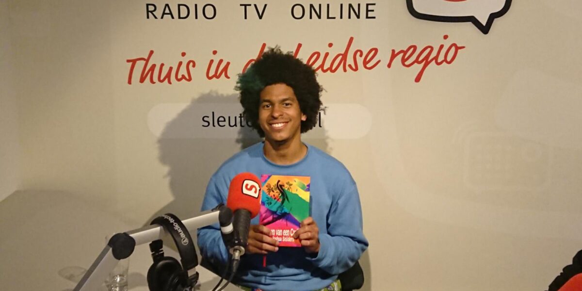 Woordkunstenaar Joshua Snijders treedt op tijdens Mensen Zeggen Dingen in Gebr. de Nobel