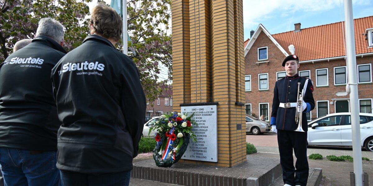 Dodenherdenking bij monument de Naald in de Kooi