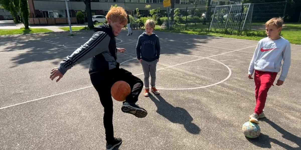 Leiderdorper Luuk doet ’trickshots’ op basket voor miljoenen volgers