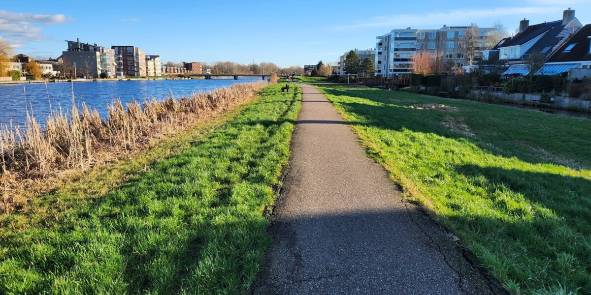 Dwarswateringdijk wegens versterking tot eind dit jaar afgesloten