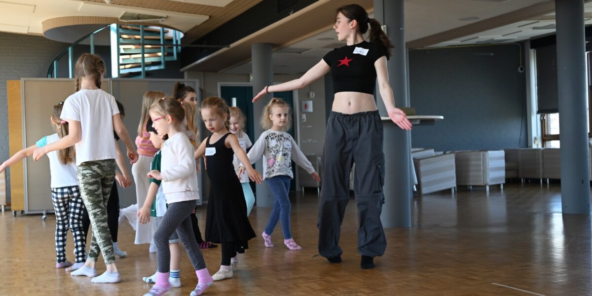 Studente geeft danslessen aan Oekraïense kinderen