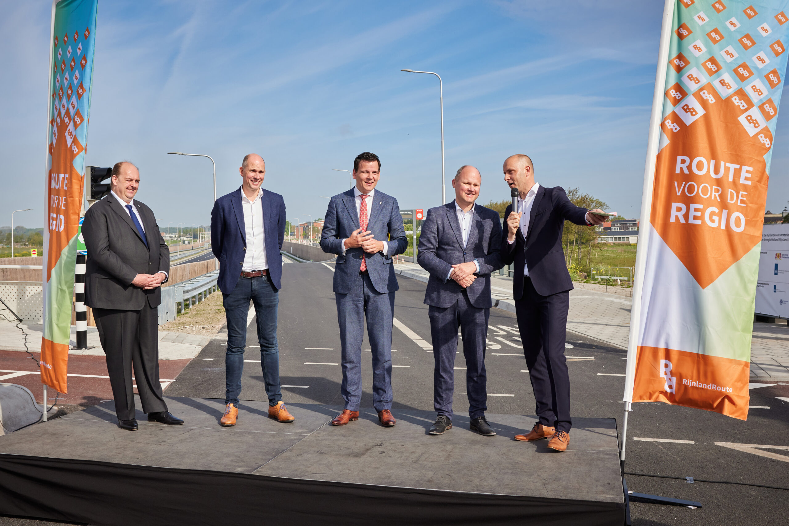 Gastheer Johan Overdevest interviewt de bestuurders van de provincie Zuid-Holland, Boskalis Nederland en de gemeenten Katwijk en Oegstgeest.