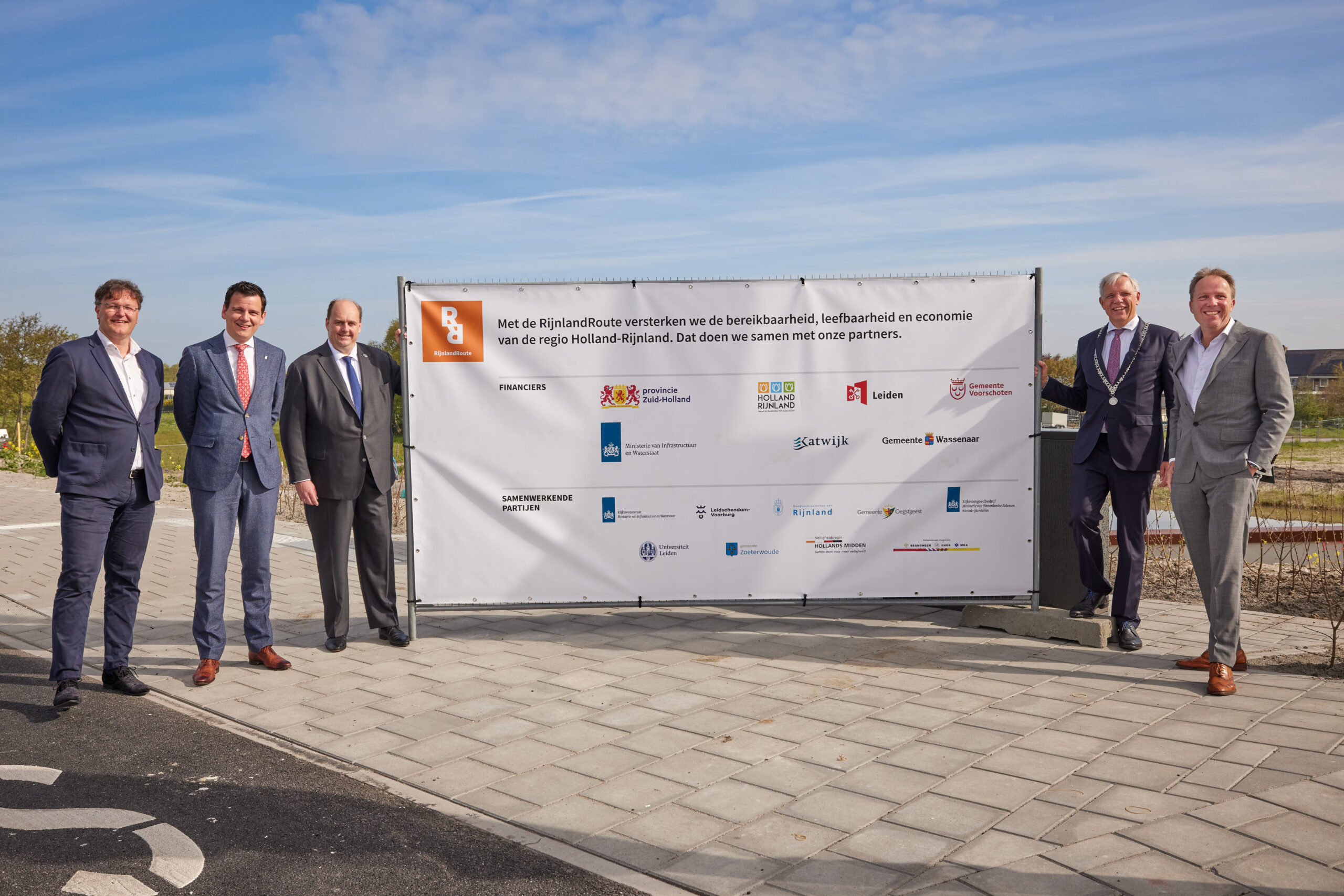 De vertegenwoordigers van de financiers van de RijnlandRoute, van links naar rechts:  Arjan Driesprong (Ministerie van Infrastructuur en Waterstaat), Gerard Mostert (gemeente Katwijk), Frederik Zevenbergen (provincie Zuid-Holland), Cornelis Visser (gemeente Katwijk) en Wim Koetsier (gemeente Wassenaar). De gemeentes Voorschoten en Leiden betaalden wel mee, maar waren niet aanwezig.