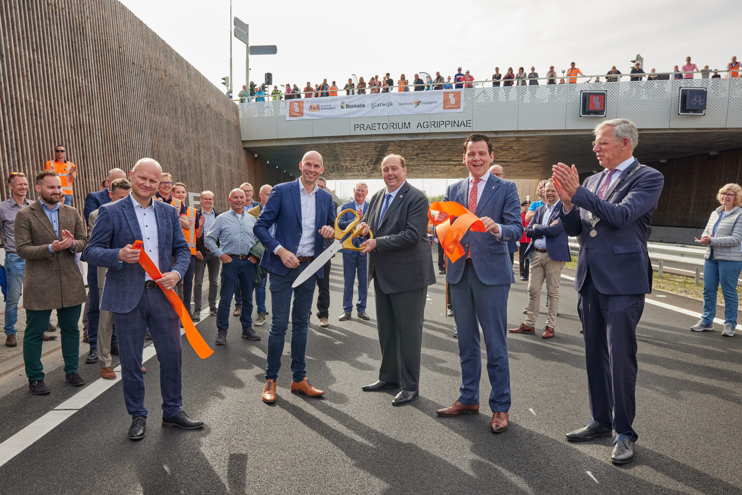 V.l.n.r. Elfred Bus (wethouder Oegstgeest), Johan van der Hoek (directeur Boskalis Nederland), Frederik Zevenbergen (gedeputeerde provincie Zuid-Holland), Gerard Mostert (wethouder Katwijk) en Cornelis Visser (burgemeester Katwijk) na het doorknippen van het lint.