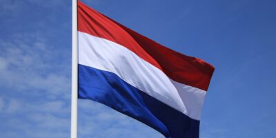 de Nederlandse vlag wappert