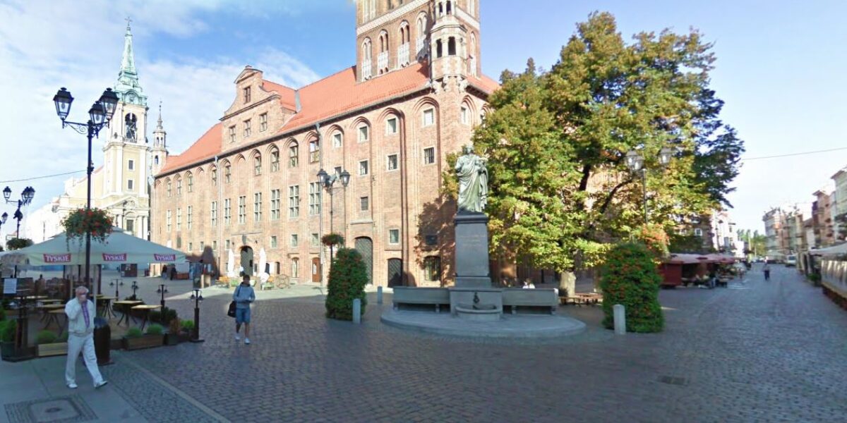 Stedenband Leiden-Toruń 35 jaar: onthulling plaquette en boom