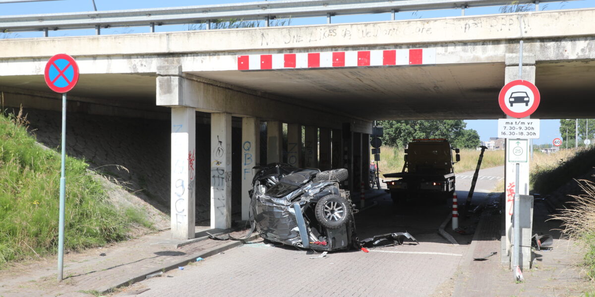 Auto crasht onder viaduct in Oegstgeest