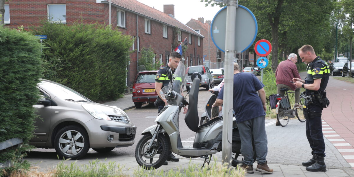 Auto en scooter botsen in Zoeterwoude