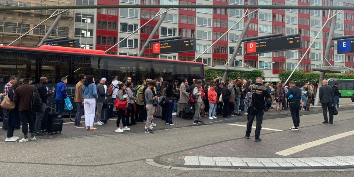 Drukte in Leiden door grote storing NS: ‘Ik wacht al een uur op een bus’