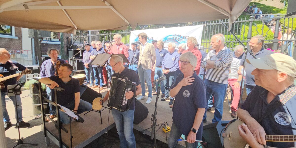 Leiden zingt uit volle borst in de volle zon: Naar Zee, Naar Zee
