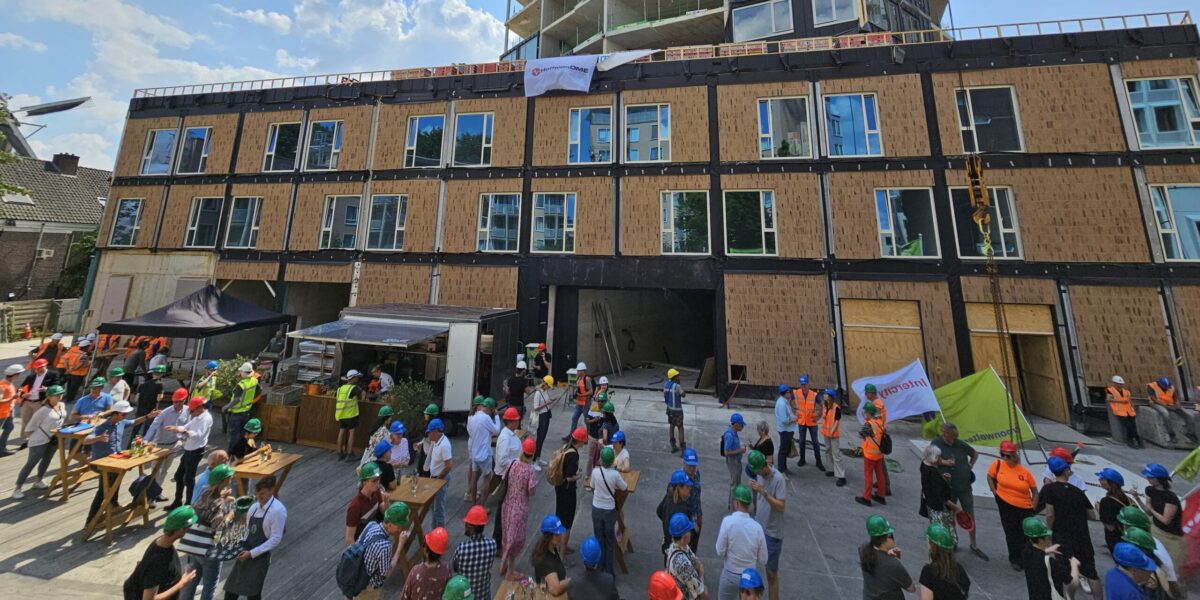 Toekomstige bewoners bezoeken bouwplaats Octagon