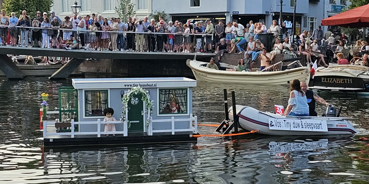 Ouderwets kleurrijke Peurbakkentocht trekt door Leidse grachten