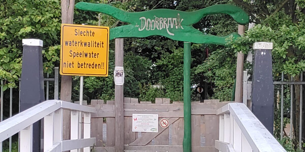 Waterkwaliteit natuurspeeltuin te slecht om in te spelen door poepbacterie