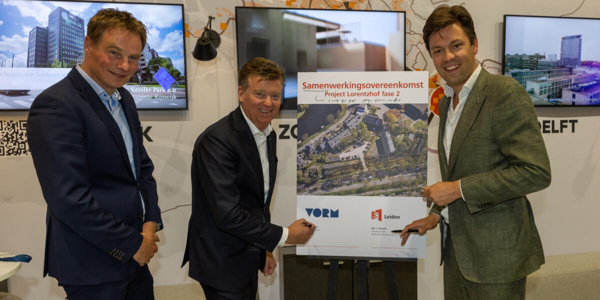 Gemeente Leiden tekent serie overeenkomsten op vastgoedbeurs