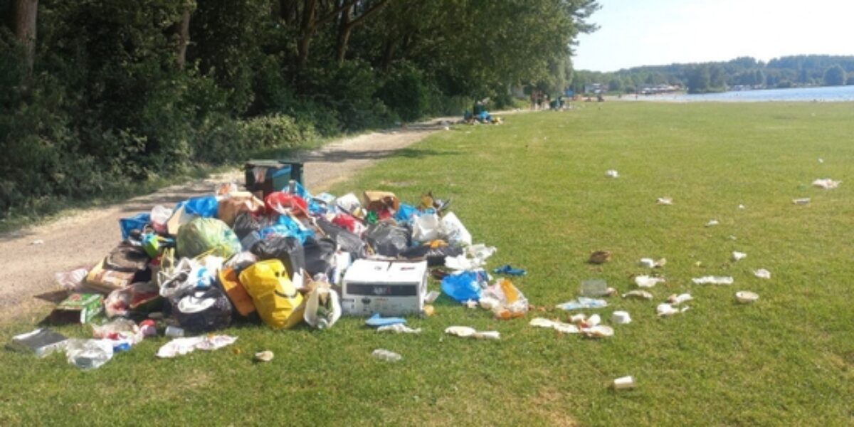 Vlietland verandert in vuilnisbelt: ‘Mensen, neem je troep mee naar huis’