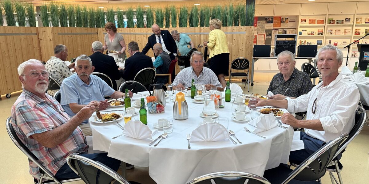 Leiderdorpse veteranen eten samen in gemeentehuis