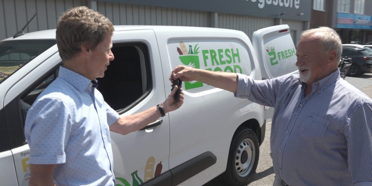Voedselbank Leiden heeft nieuwe bezorgauto dankzij gift van grote bouwmarkt