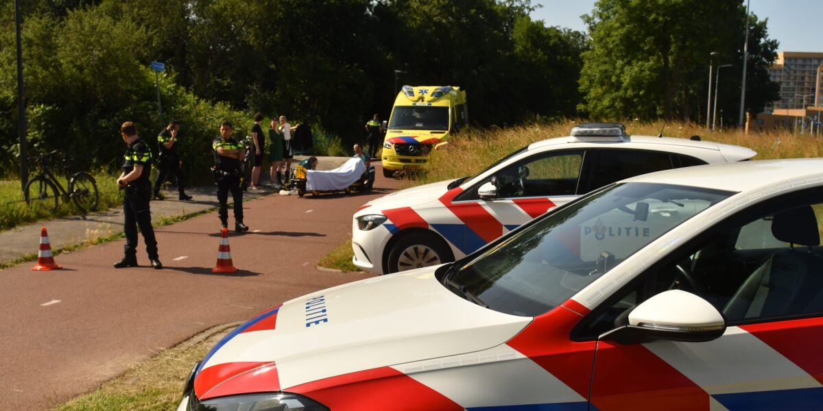 Twee fietsers botsen op fietspad Gooimeerlaan