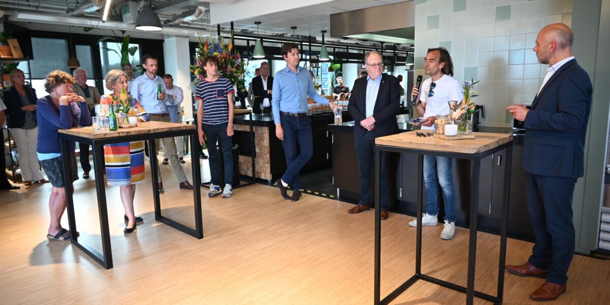 Kantoor woningcorporatie De Sleutels feestelijk geopend