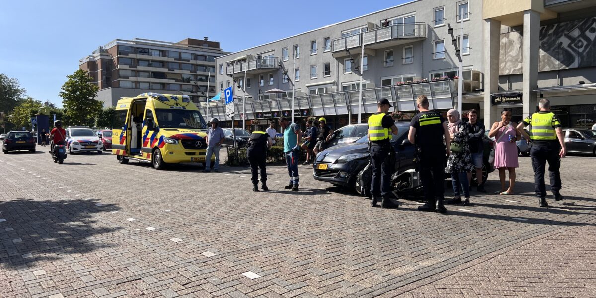 Scooterrijder geschept bij winkelcentrum Kopermolen