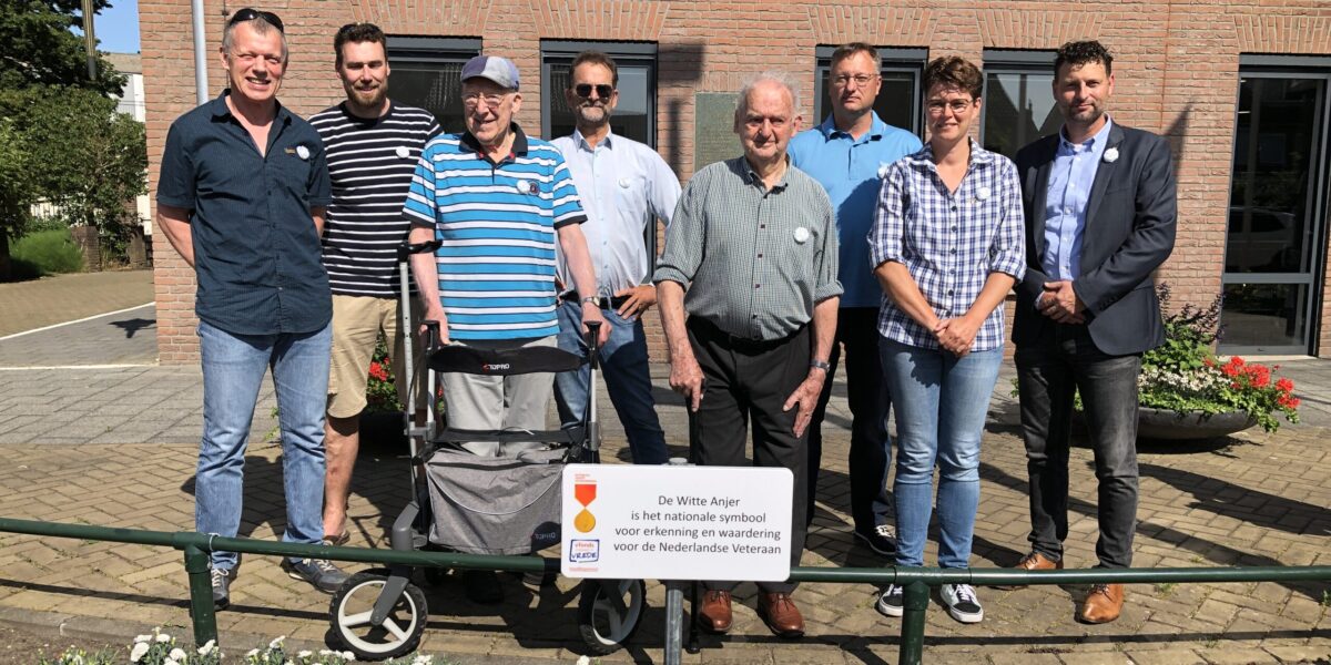 Zoeterwoude eert veteranen met Witte Anjer Perkje