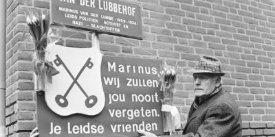 Foto van de onthulling naambordje Van der Lubbehof in 1984.