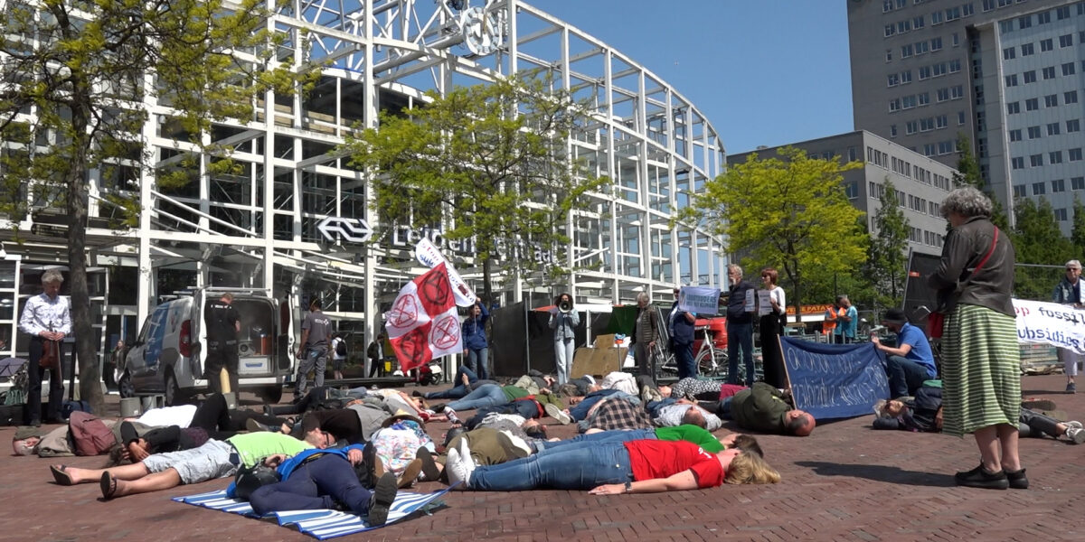 Actievoerders liggen voor dood bij Leiden Centraal: ‘Klimaatcrisis is geen test’