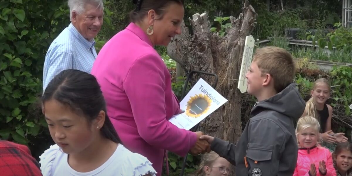 Schooltuindiploma’s uitgereikt aan basisschoolleerlingen Voorschoten