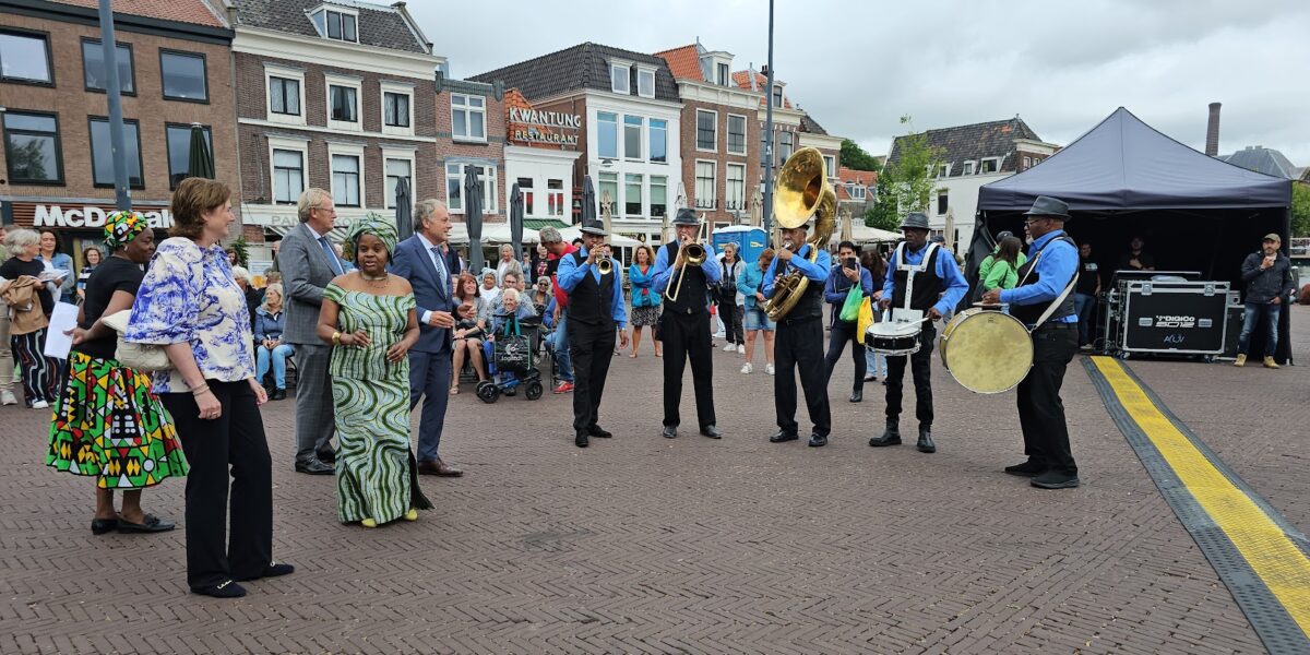 Indrukwekkende Keti Kotiherdenking bij Volkenkunde