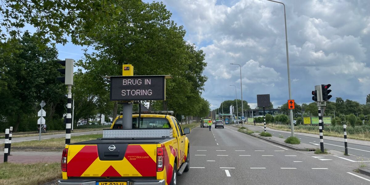 Hooghkamerbrug weer in storing