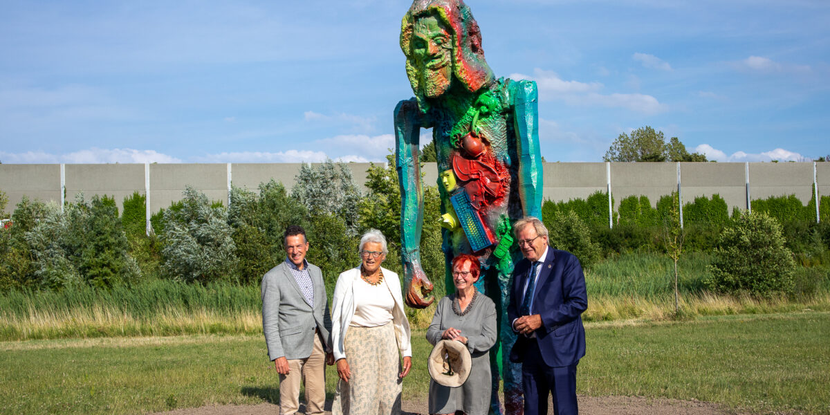 Hercules Rhijngeestus onthuld in Park Landskroon