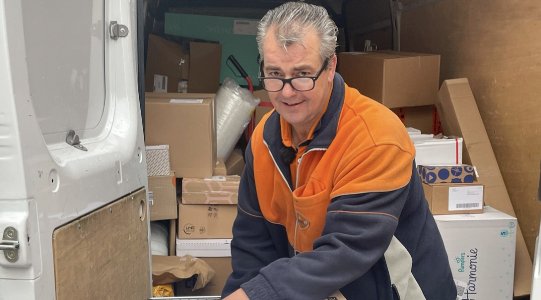 Geliefde postbezorger uit Voorschoten houdt baan en geniet van nieuw hoofdstuk in zijn leven