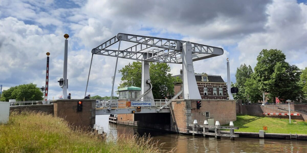Gemeente Leiderdorp onderzoekt snellere oplossing voor verkeerssituatie Spanjaardsbrug
