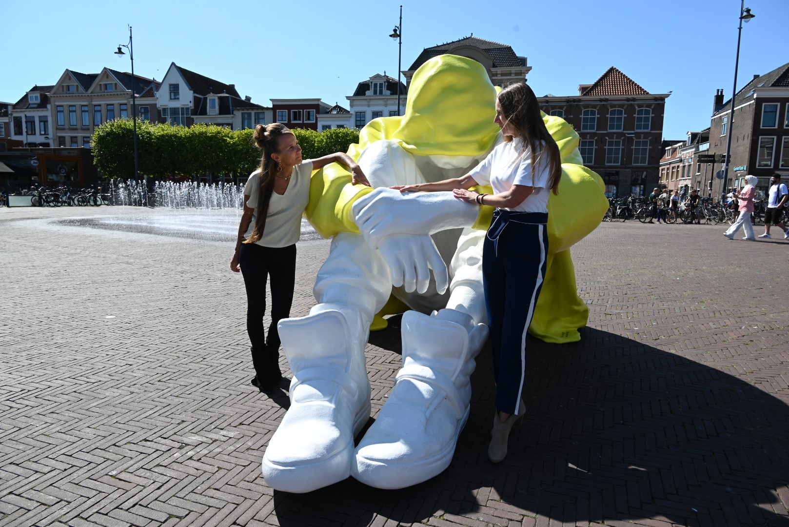 Saskia Stolz (kunstenares) en wethouder Fleur Spijker bij beeld Stille Strijd