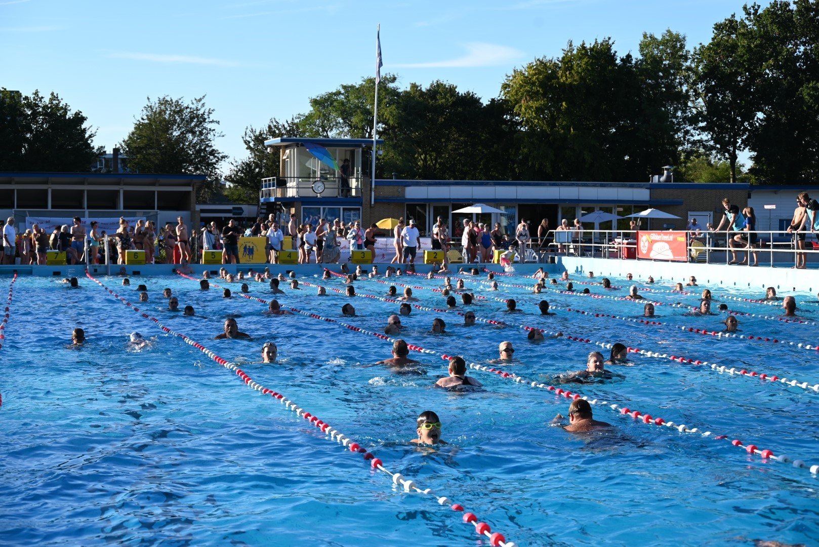 Onder het genot van een ondergaande zon begonnen de eerste deelnemers met hun zwemvierdaagse.