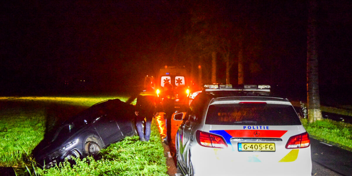 Auto raakt van de weg in Zoeterwoude