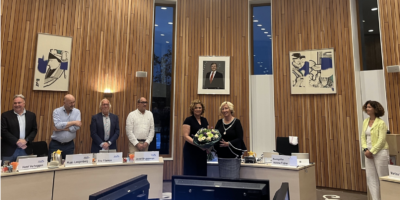 Gebke van Gaal krijgt bloemen overhandigd van burgemeester Driessen